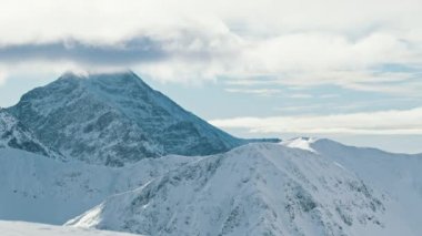 Güneşli kış gününde dağ zirveleri karla kaplıdır. Zaman Uygulaması