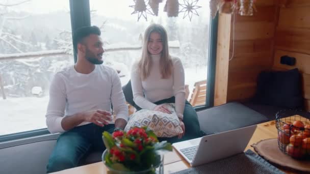 Couple regarder un film sur ordinateur portable dans la maison confortable en hiver. Saint Valentin — Video