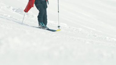 Kış sporları ve kros kayağı. Genç adam dağda