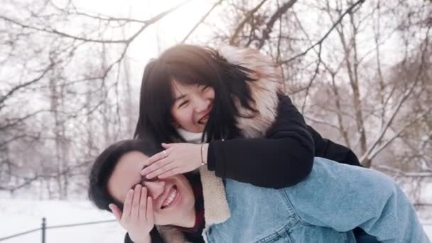 Heureux couple asiatique s'amuser dehors le jour de la Saint-Valentin. Jeune homme donnant piggyback tour à sa petite amie — Video