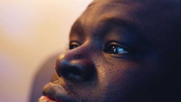 Geschockter Blick in die Augen eines schwarzen Afrikaners, der SMS liest. Nahaufnahme — Stockvideo