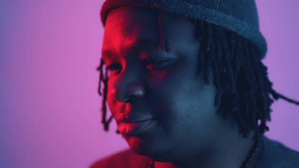 포괄적 인 젊은 아프리카 계 미국인 흑인 남자붉은 빛 과푸른 빛으로 조명. 얼굴 표정을 닫고 — 비디오