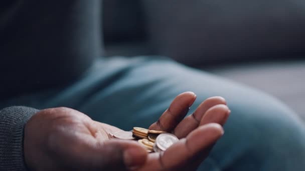 Cierra las manos con monedas. Afro-americano hombre negro sosteniendo monedas — Vídeos de Stock