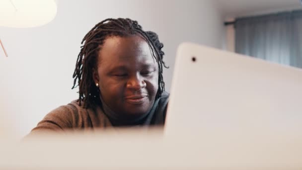 Mladý Afričan se usmívá a přikyvuje, zatímco má videohovor. Online seznamovací koncept — Stock video