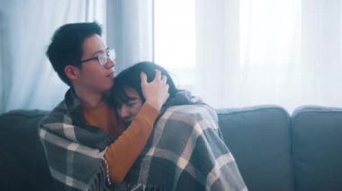 Karısını sakinleştiren genç adam gök gürültüsünden korkuyor.