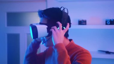 Sanal gerçeklik. VR simülatöründeki heyecanlı adam