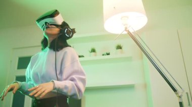 Sanal dünyada kaybolmuş yalnız Asyalı kadın. Etrafa bakıyorum.