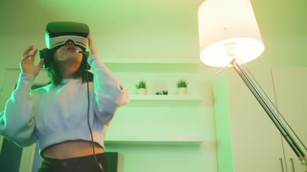 仮想世界で迷子になった孤独なアジア人女性 — ストック動画