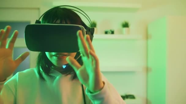 Mladá asijská žena zažívá virtuální realitu — Stock video