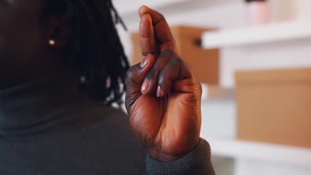 Fechar os dedos cruzados, homem negro segurando dedos cruzados para obter empréstimo para nova casa — Vídeo de Stock