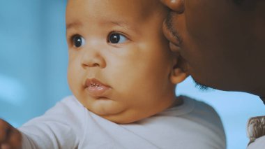 Mutlu Afro-Amerikan siyah babası bebeğini öpüyor. 