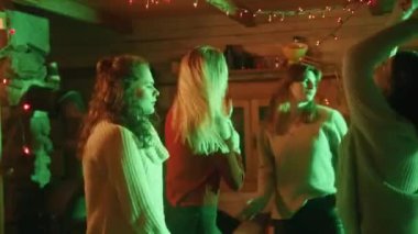 En iyi arkadaşlar parti veriyor. Doğum günü kutlaması 