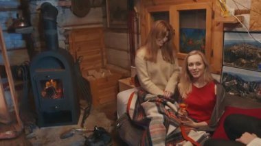Bayan en iyi arkadaşlar kış tatilinde eğleniyorlar. Sıcak dağ odunlarında içki içip dedikodu yapmak.