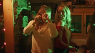 En iyi arkadaşlar evlerinde parti veriyorlar. Kış akşamları dans edip şarkı söylemek.