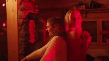 En iyi arkadaşlar evlerinde parti veriyorlar. Kış akşamları dans edip şarkı söylemek.