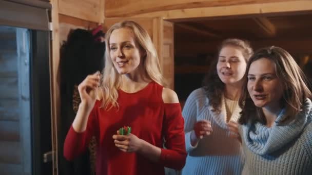 Ung blond kvinna kastar pilar i målet och vänner jublar — Stockvideo