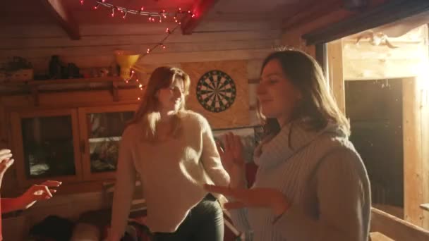 Het nachtleven. Jonge vrouwen dansen in de club — Stockvideo