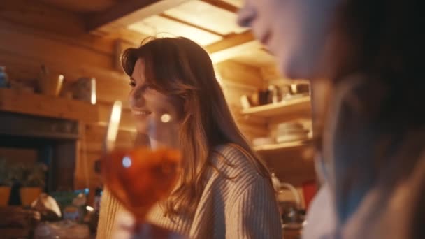 Junge Frauen, beste Freundinnen bei einem Drink in der Bar während der Winterferien — Stockvideo