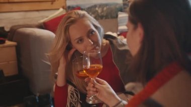 En iyi arkadaşım rahat bir evde dinleniyor ve sıcak şarap içiyor.