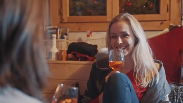 Mujeres jóvenes, mejores amigas tomando una copa y celebrando las vacaciones de invierno. Navidad o año nuevo — Vídeos de Stock