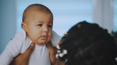Mutlu aile kavramı. Mutlu genç baba oğluyla oynuyor.