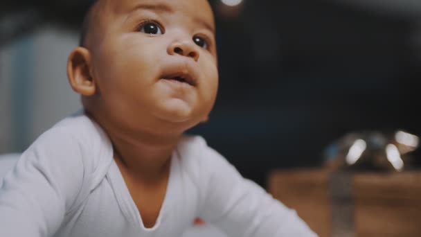 Retrato de adorável bebê negro afro-americano. Bebê rindo enquanto tem tempo de barriga — Vídeo de Stock