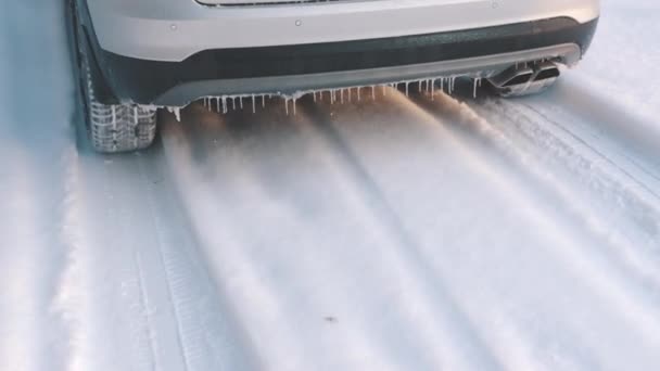 Auto congelata guida con attenzione sulla strada innevata. — Video Stock