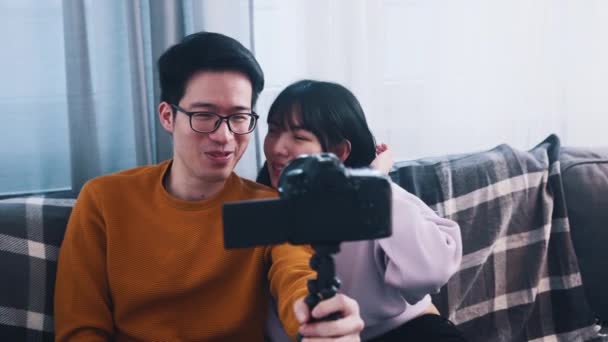 Genç Asyalı çift evlerinden video oynatıyorlar. — Stok video