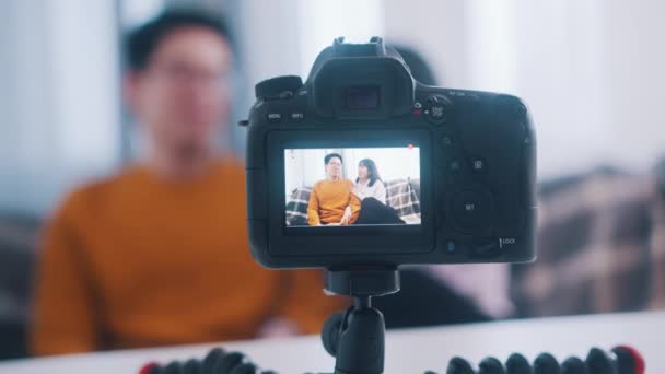 Unga asiatiska par, influencers strömmande från bekvämligheten i deras hem — Stockvideo