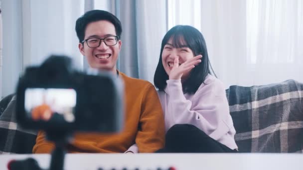 Joven asiático pareja, influencers streaming desde la comodidad de su hogar — Vídeos de Stock