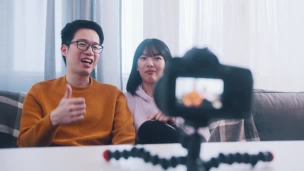 Fiatal ázsiai pár, befolyásoló streaming otthonuk kényelméből — Stock videók