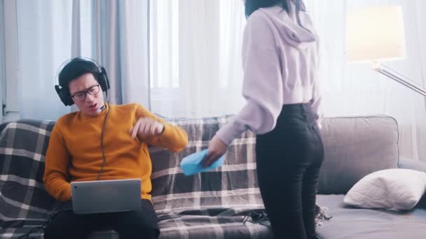Casal jovem a discutir. Mulher gritando com o homem jogando jogos no laptop — Vídeo de Stock