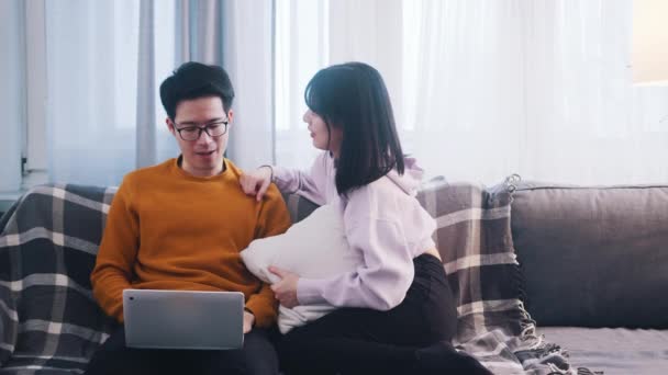 Jonge vrouw op zoek naar aandacht van haar vriend die werkt op laptop — Stockvideo