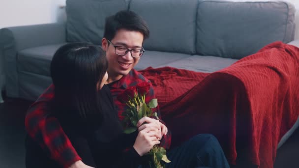 Feliz pareja asiática pasando el día de San Valentín en interiores. Concepto de amor y afecto — Vídeos de Stock