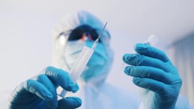 Covid-19 'a karşı aşı ve aşı. Üniformalı doktor aşıyı hazırlıyor.