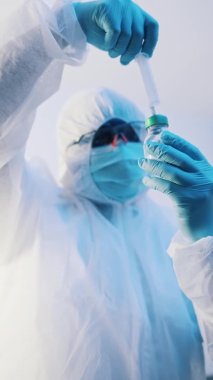 Covid-19 'a karşı aşı ve aşı. Üniformalı doktor aşıyı hazırlıyor.