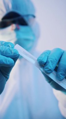 Covid-19 'a karşı aşı ve aşı. Doktor iğne açıyor. Kapatın. Dikey
