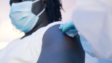 Yakın plan, Afrikalı Amerikalı siyah adam Covid19 'a karşı aşı alıyor.