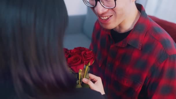 Jovem asiático homem dando rosas vermelhas para sua namorada. Amor romance e proposta — Vídeo de Stock