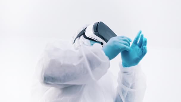 Médecin noir afro-américain en uniforme de protection et avec lunettes hololens holographiques en réalité augmentée portant des gants — Video