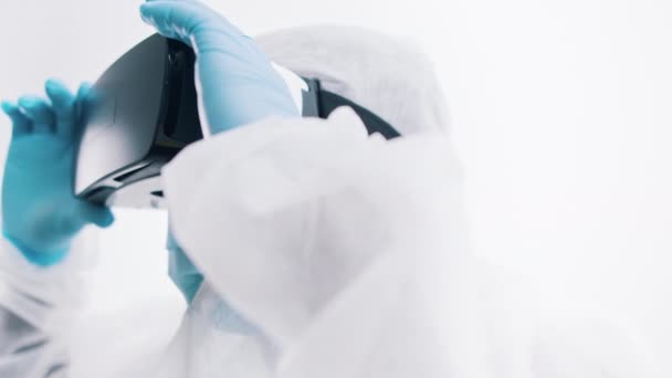 Aus nächster Nähe. Arzt mit VR-Brille zur Vorbereitung auf die Operation. Patientensimulation überwachen — Stockvideo
