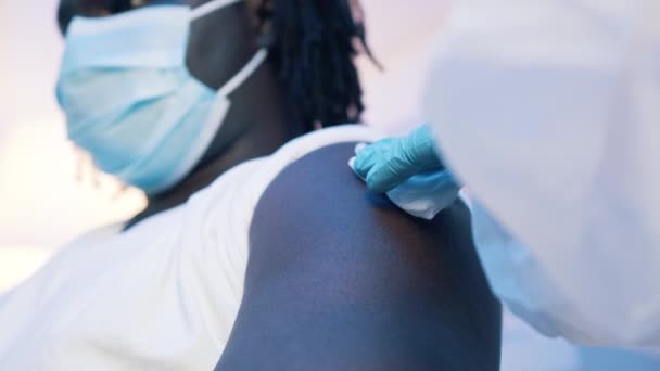 Blisko, czarny Afrykańczyk otrzymujący szczepionkę przeciwko covid19 — Wideo stockowe