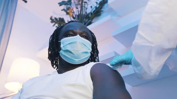 Homme noir vacciné contre la covid19. Immunisation et lutte contre la pandémie — Video