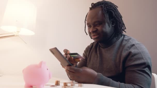 Online shopping, Ung afrikansk amerikansk svart man med hjälp av smartphone för online shopping och betala med kreditkort — Stockvideo