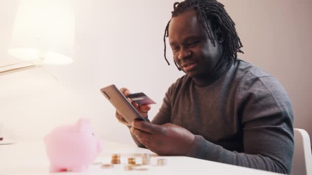 Online αγορές, Happy νεαρός άνδρας χρησιμοποιώντας smartphone για online αγορές και πληρώνοντας με πιστωτική κάρτα — Αρχείο Βίντεο