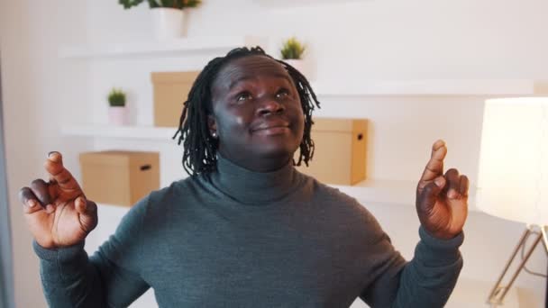 Parmaklarını çapraz yap. Heyecanlı Afrikalı Amerikalı siyahi adam yeni bir daire alıyor. — Stok video