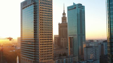 Varşova, Polonya 01.11.2020 Varşova iş merkezi, gökdelenler, binalar ve şehir manzarası