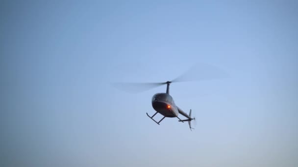 在晴朗的蓝天中飞行的直升机 — 图库视频影像