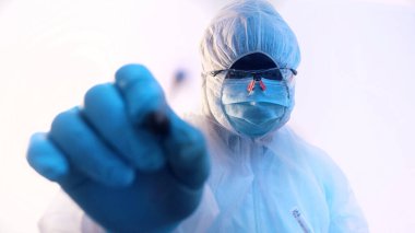 Dikey. Genç Afro-Amerikan siyahi tıbbi teknisyen burun temizleme testi yapıyor.