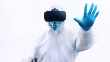 Koruyucu üniformalı ve sanal gerçeklik gözlüklü Afro-Amerikan siyahi doktor. Fütürist ameliyat